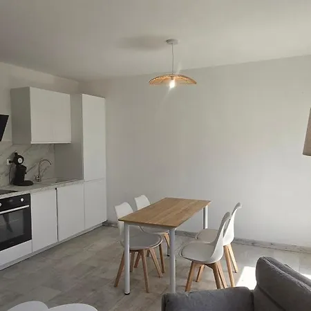 Appartement Pied-a-terre Equipe Avec Coin Nuit Et Jardin Sainte-Savine