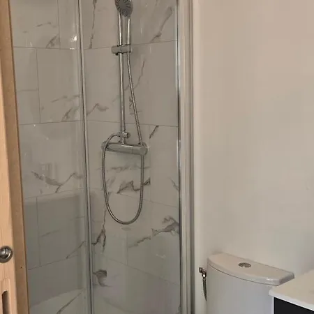 Appartement Pied-a-terre Equipe Avec Coin Nuit Et Jardin Sainte-Savine